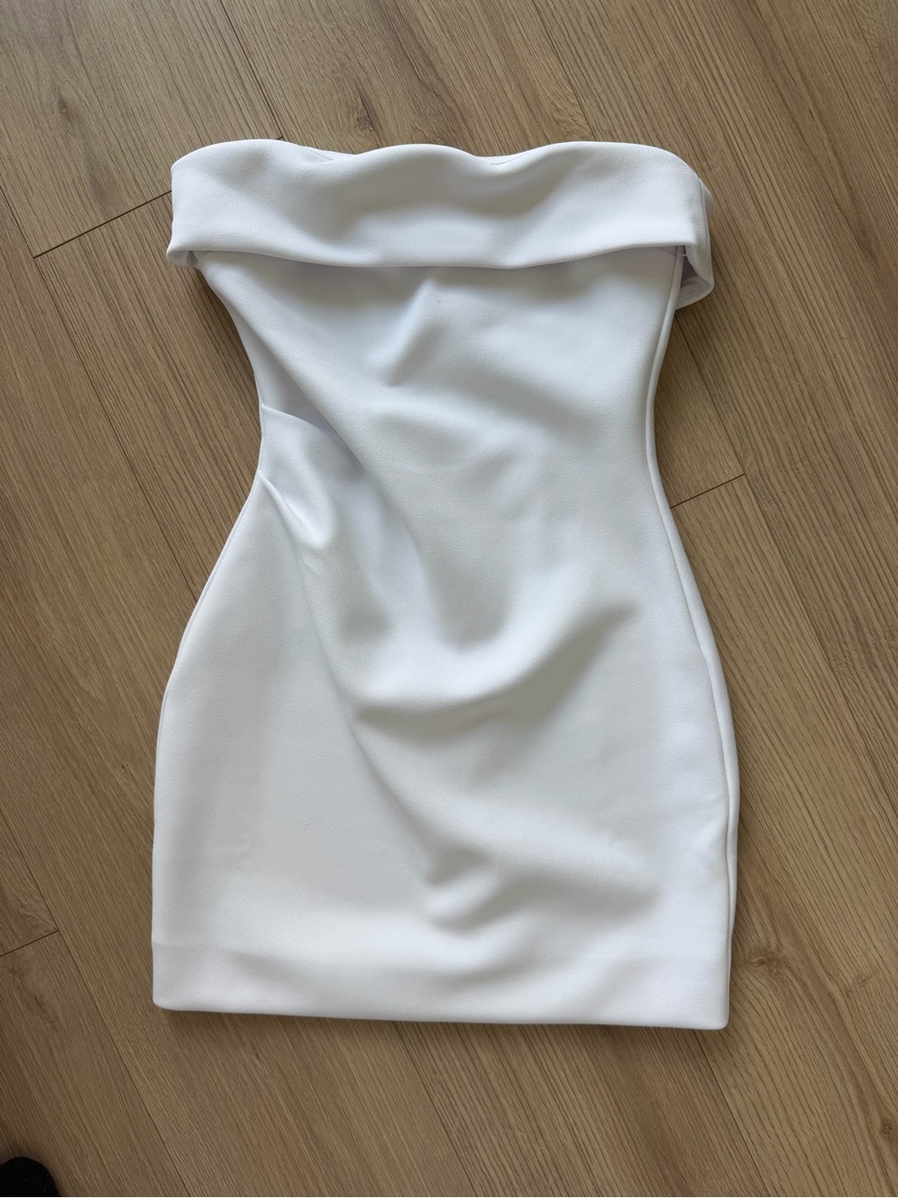 Aritzia FIGUREKNIT™ EYECATCHER MINI DRESS
BRIGHT WHITE, Size: XS
